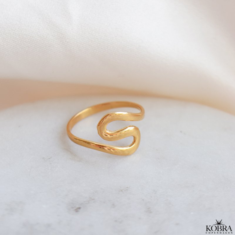 "Naia" blget ring i guld