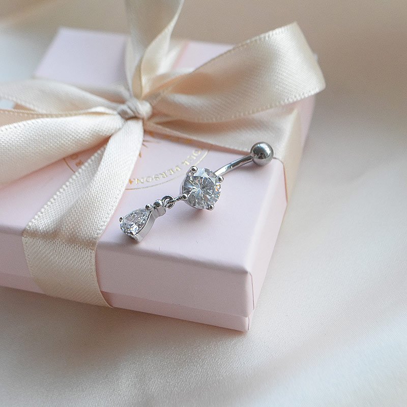 "Carmela" navlepiercing med dr�be og zirkonia