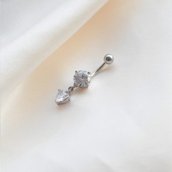 "Anniston" navlepiercing med hjerte og zirkonia