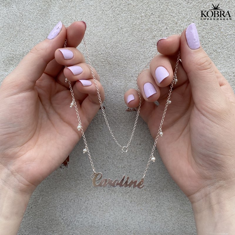 "Milano" hndlavet slv navnehalskde med sm hvide ferskvandsperler