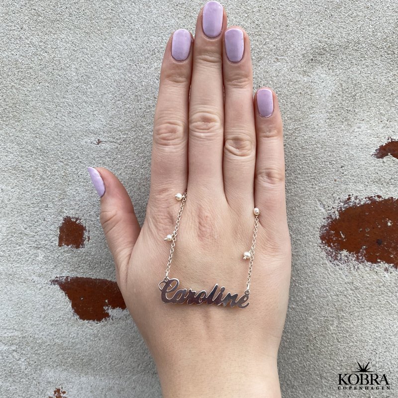 "Milano" hndlavet slv navnehalskde med sm hvide ferskvandsperler