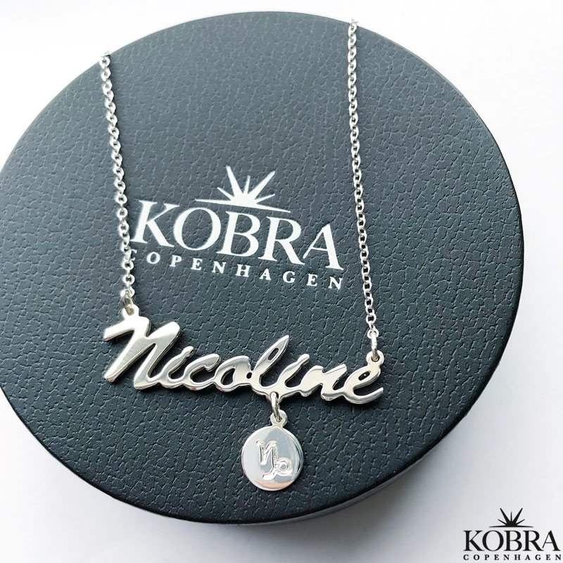 Namnhalsband i sterlingsilver med ditt eget stjärntecken