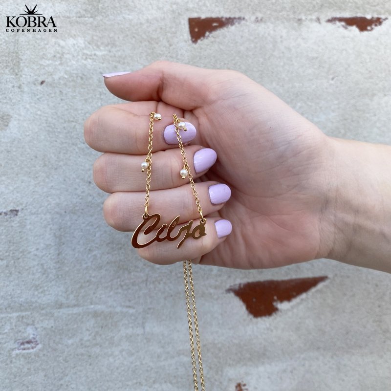 "Milano" hndlavet guld navnehalskde med sm hvide ferskvandsperler