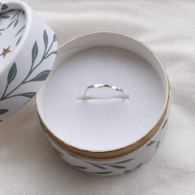 "Nikoline" enkel s�lv ring med facetter