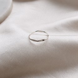 "Nikoline" enkel s�lv ring med facetter