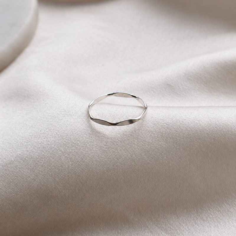 "Nikoline" enkel s�lv ring med facetter