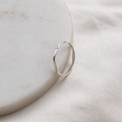 "Nikoline" enkel s�lv ring med facetter