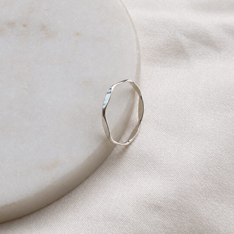 "Nikoline" enkel s�lv ring med facetter