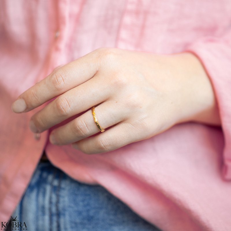 "Nuna" organisk snoet guld ring