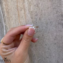 "Becca" enkel guld ring med lille hvid sten