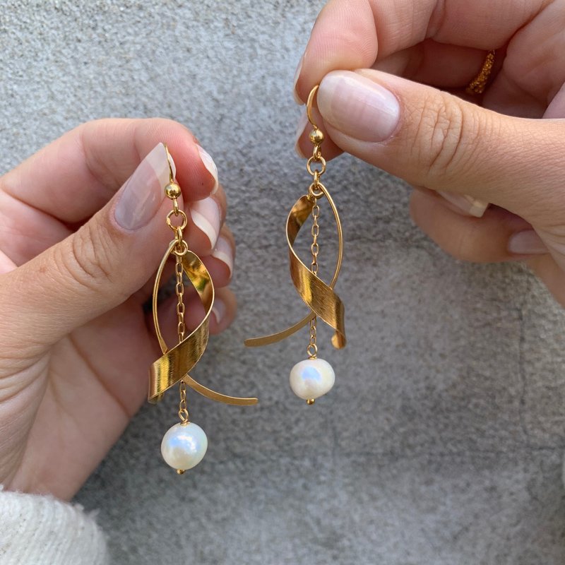 "Twirl" guld reringe med perle