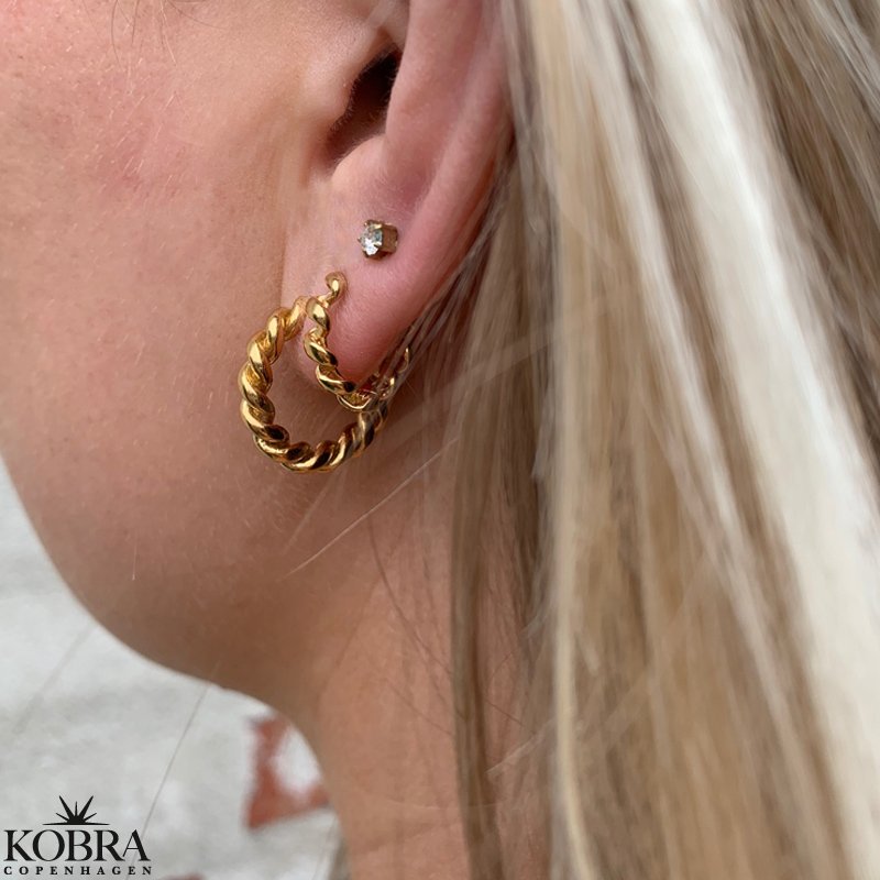 "Izzy" sm snoet hoops i 14 karat forgyldt