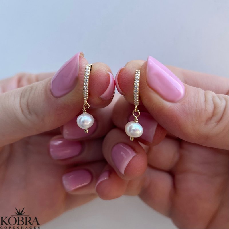 "Marcella" guld reringe / hoops med hvide sten og gte ferskvandsperle