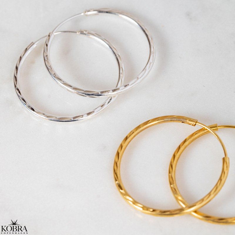 "Maisy" 18 karat forgyldte diamanteret hoops (25mm)