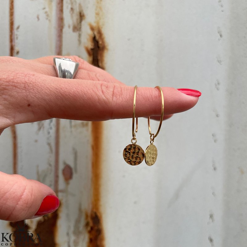 "Elizabeth" forgyldte hoops med hammerslet vedhng