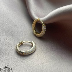 "Nessa" guld reringe / hoops med hvide sten