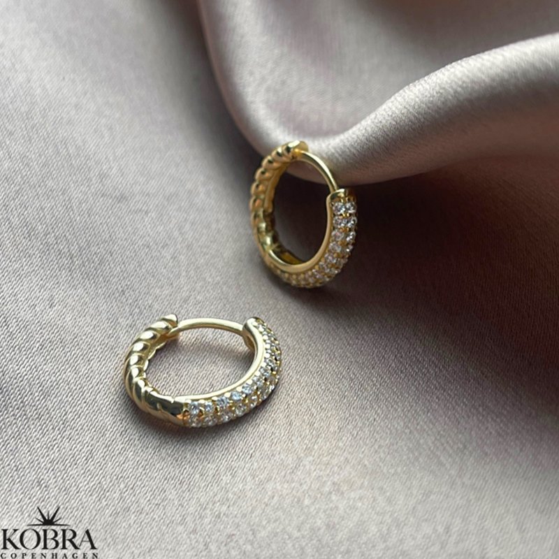 "Nessa" guld reringe / hoops med hvide sten