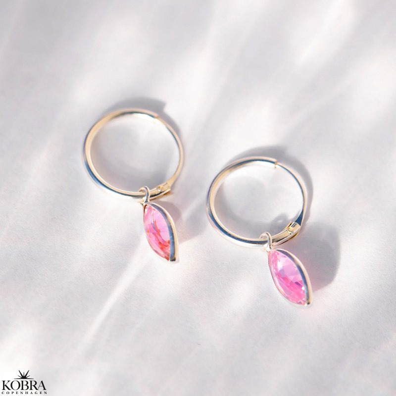 "Lyra" sm slv hoops med pink glassten