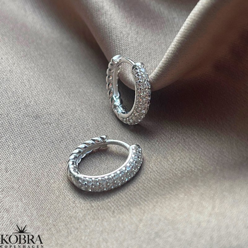 "Nessa" slv reringe med hvide sten