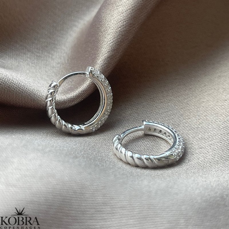 "Nessa" slv reringe med hvide sten