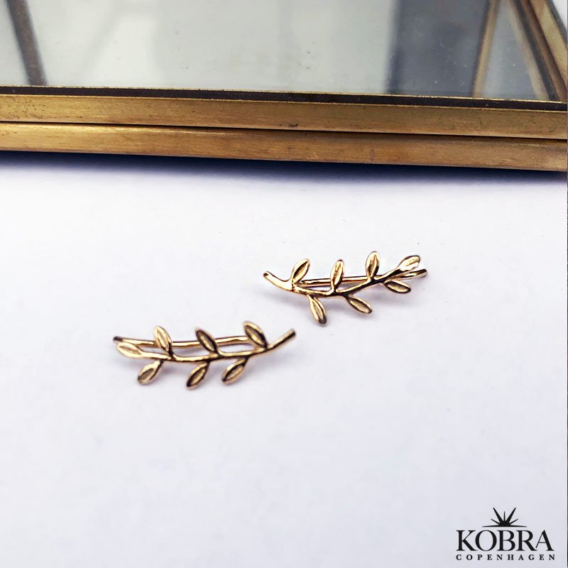 "Nadine" sm 18 karat forgyldt blade som sidder "op ad ret"