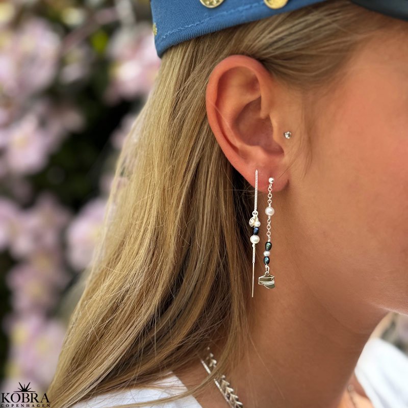 H�ndlavet s�lv �reringe med studenterhuer samt bl� og hvide ferskvandsperler