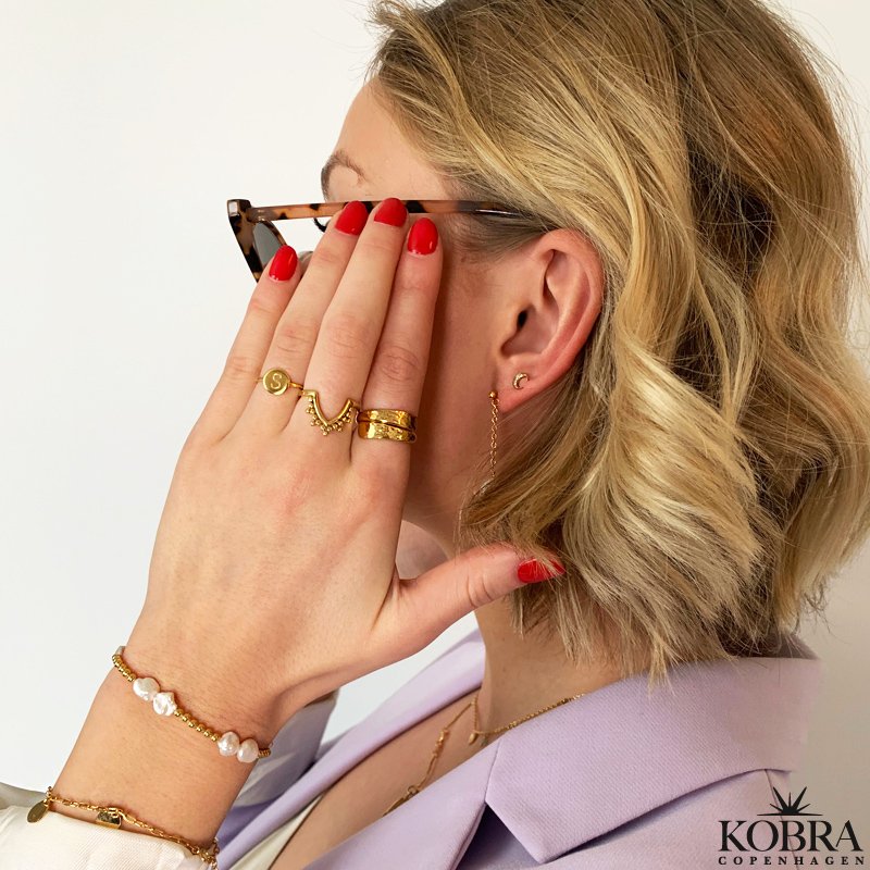 "Whisper" enkel guldring med dit bogstav