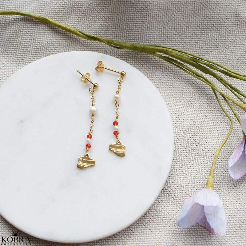 Hndlavet guld reringe med studenterhuer samt rde og hvide ferskvandsperler