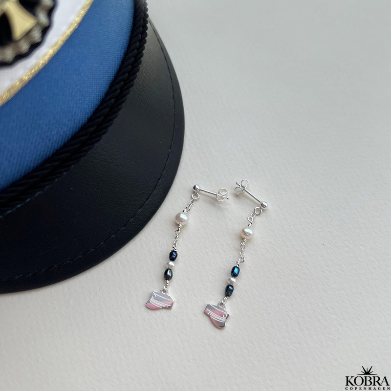 H�ndlavet s�lv �reringe med studenterhuer samt bl� og hvide ferskvandsperler