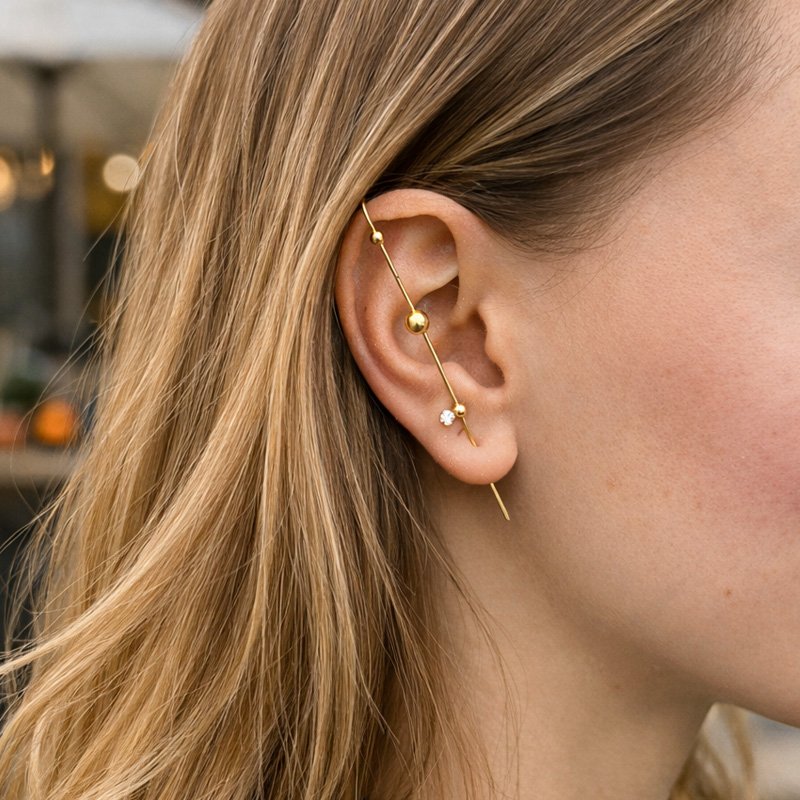"Cayenne" earcuff / �rpinne i 18k guldpl�terat sterlingsilver med guldkulor.