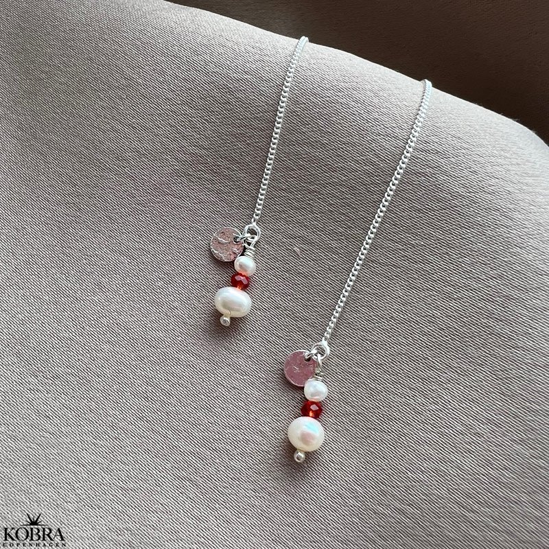 "Elina" slv retrde med rde og hvide perler