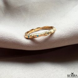 "Hailey" enkel guld ring med bl sten