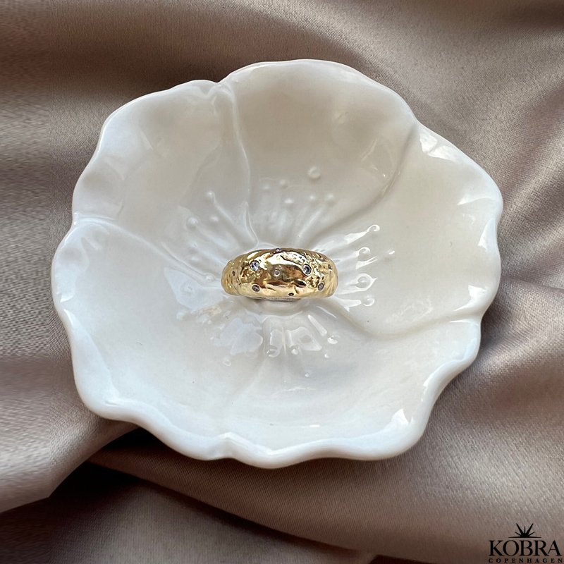 "Luna" stor chunky guld ring med hvide sten