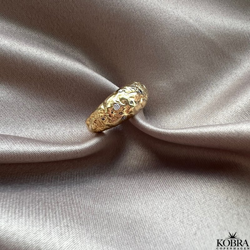 "Luna" stor chunky guld ring med hvide sten