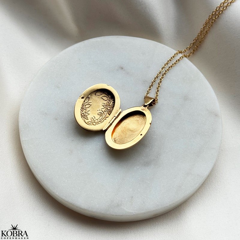 "Dahlia" guld medaljon med blomster motiv samt din personlige gravering