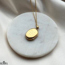 "Dahlia" guld medaljon med blomster motiv samt din personlige gravering