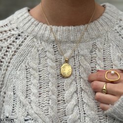 "Dahlia" guld medaljon med blomster motiv samt din personlige gravering