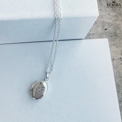 "Sara" lille oval slv medaljon med personlig gravering