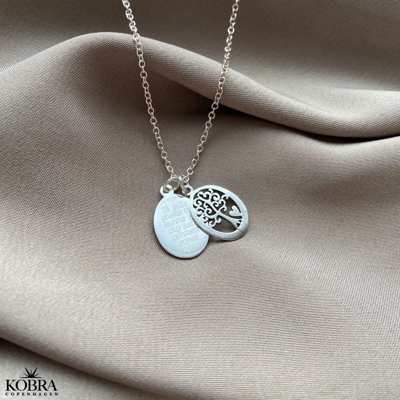Livets Tr halskde i slv med oval amulet og din gravering