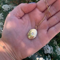 "Rocket" oval guld medaljon med smuk hvid sten