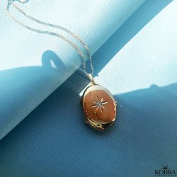 "Rocket" oval guld medaljon med smuk hvid sten