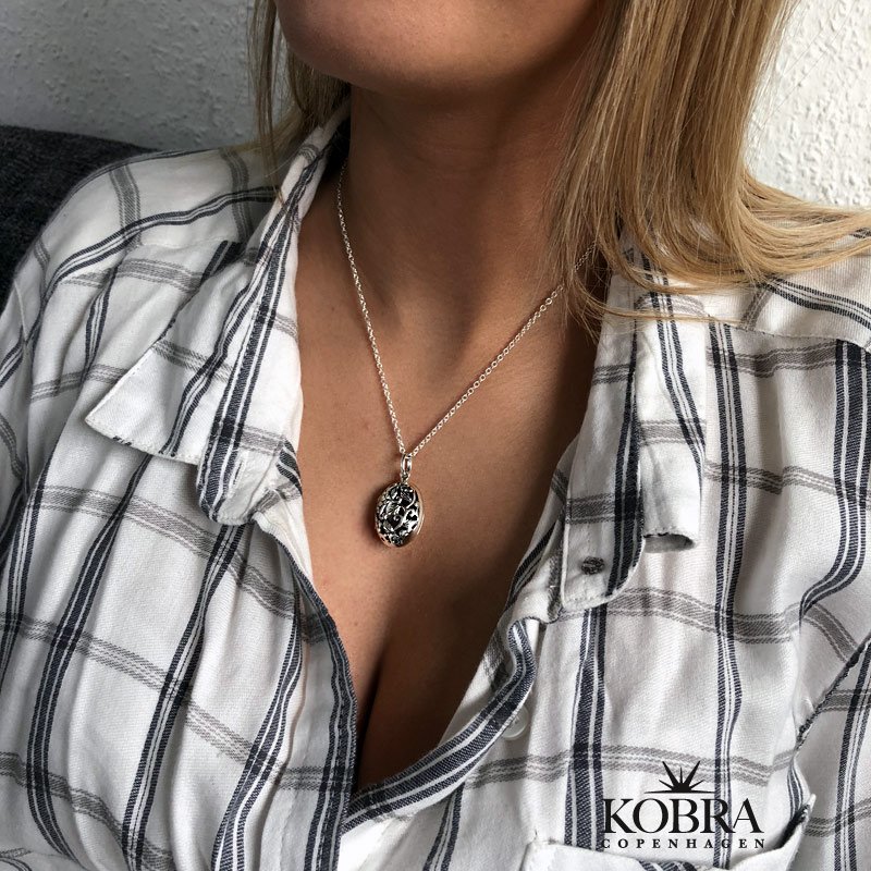 "Emily" oval slv medaljon i filigran med personlig gravering