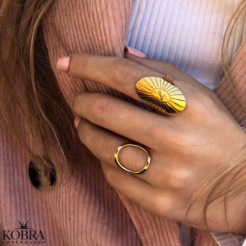 "Circus" handmade gold ring with a large circle