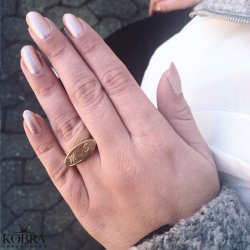 "Malou" oval cocktail / signet ring in silver with engraving