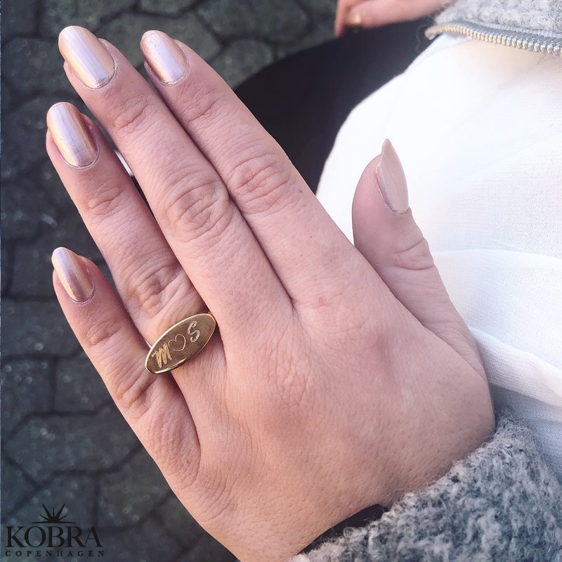 "Malou" oval cocktail / signet ring in silver with engraving