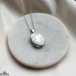 "Dahlia" oval silver medaljong med blommotiv