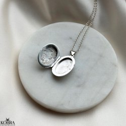 "Dahlia" oval silver medaljong med blommotiv