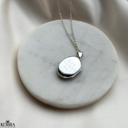 "Dahlia" oval silver medaljong med blommotiv