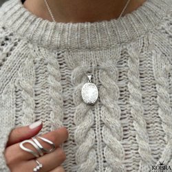 "Dahlia" oval silver medaljong med blommotiv