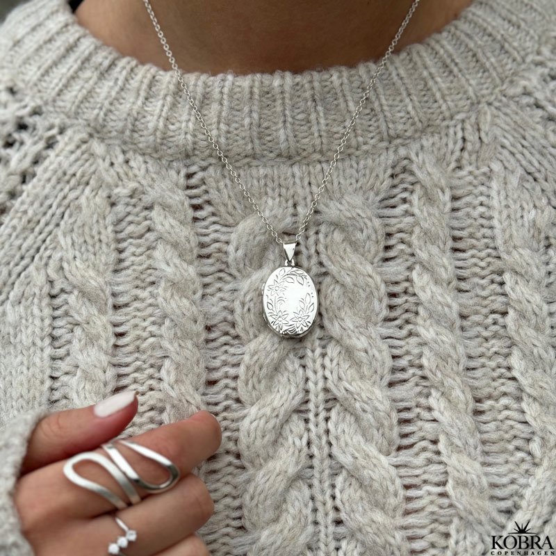 "Dahlia" oval silver medaljong med blommotiv